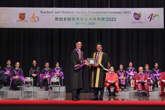 Prof. Nick RAWLINS, Pro-Vice-Chancellor/Vice-president (Student Experience) of CUHK, presents souvenir to Guest of Honour of Schools session, Dr. PANG Fei-chau, Commissioner for Primary Healthcare, Health Bureau and President of the Hong Kong College of Community Medicine