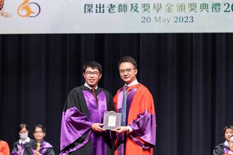 Prof. Francis CHAN, SBS, JP, Dean of Faculty of Medicine of CUHK, presents souvenir to Guest of Honour of Medicine session, Dr. CHUNG Kin-lai, Cluster Chief Executive of New Territories East Cluster, Hospital Authority and Hospital Chief Executive, Prince of Wales Hospital