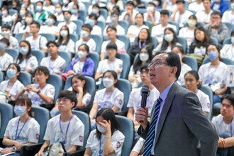 Prof Simon NG delivered the surgery procedure video workshop and briefed participants about the Doctor Shadowing Session