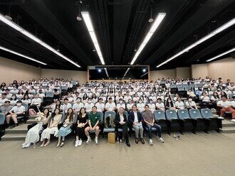 Group photo with Professor, medical alumni and sharers