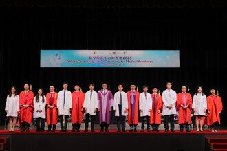 Group photo of procession members and medical freshmen at the Coating Ceremony