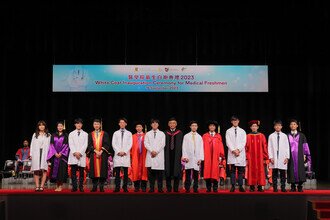 Group photo of procession members and medical freshmen at the Coating Ceremony