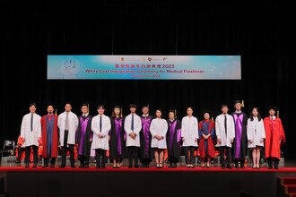 Group photo of procession members and medical freshmen at the Coating Ceremony