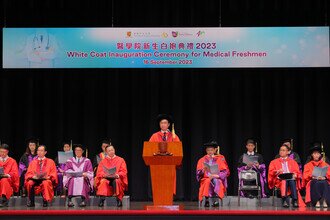 Prof. Philip CHIU led the medical freshmen to make a pledge of the medical student oath 