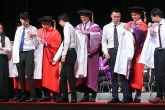 Group photo of procession members and medical freshmen at the Coating Ceremony