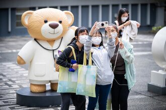 CU Medicine Information Day 2023 - Visitors took photo with Medic Bear 