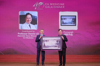 Professor Dennis LO presented his photograph to the successful bidder