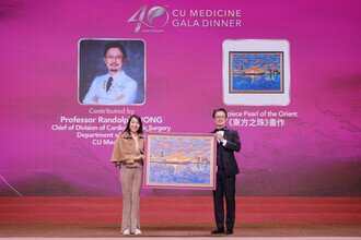 Professor Randolph WONG presented his art piece “Pearl of the Orient” to the successful bidder