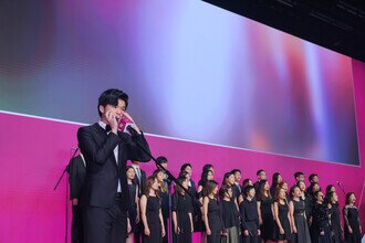 The dinner ended with a music performance led by Dr Roger CHUNG and a group faculty staff, alumni and students