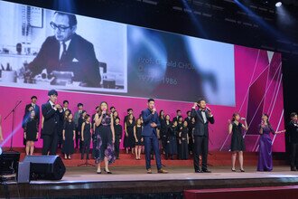 The dinner ended with a music performance led by Dr Roger CHUNG and a group faculty staff, alumni and students