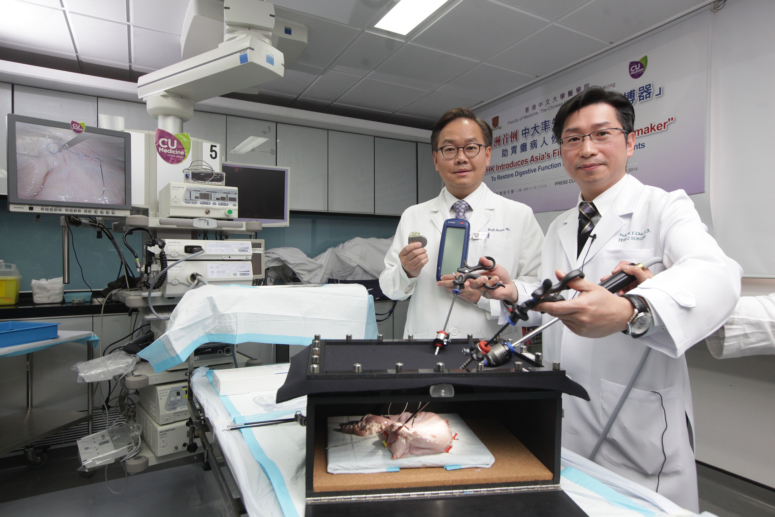 趙偉仁教授（右）示範植入「胃起搏器」的腹腔鏡手術。