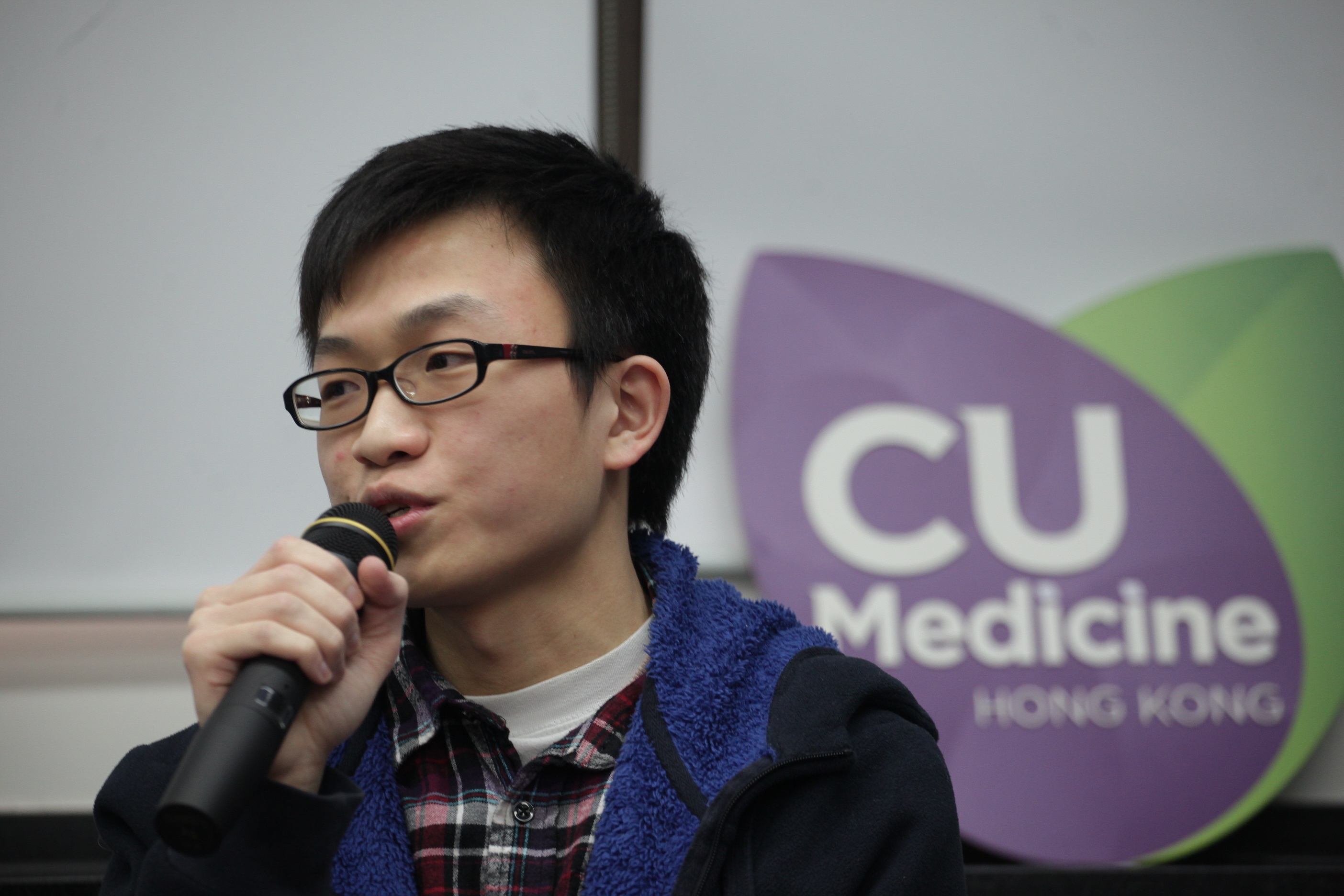 23歲的陳志傑(右)自7歲開始已受「胃癱」影響，不能如常進食