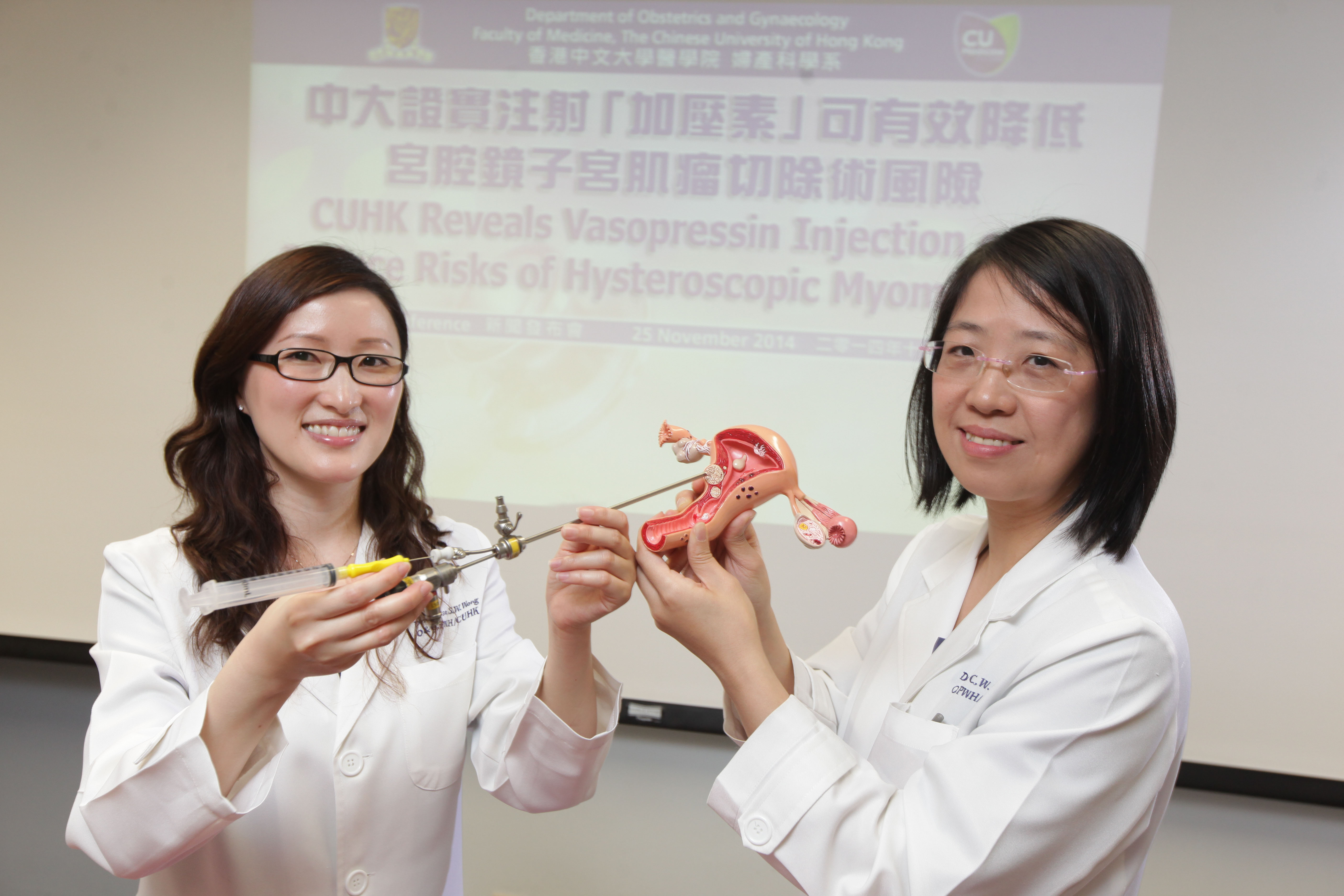 中大婦產科學系名譽臨床助理教授黃思慧醫生(左)手持的宮腔鏡和取卵針可將「加壓素」直接注射於「黏膜下肌瘤」