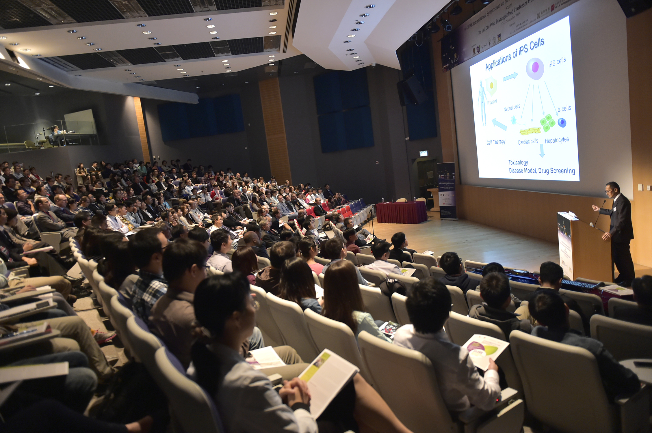 The 'Dr Lui Che Woo Distinguished Professor Public Lecture' draws over 300 guests in attendance.