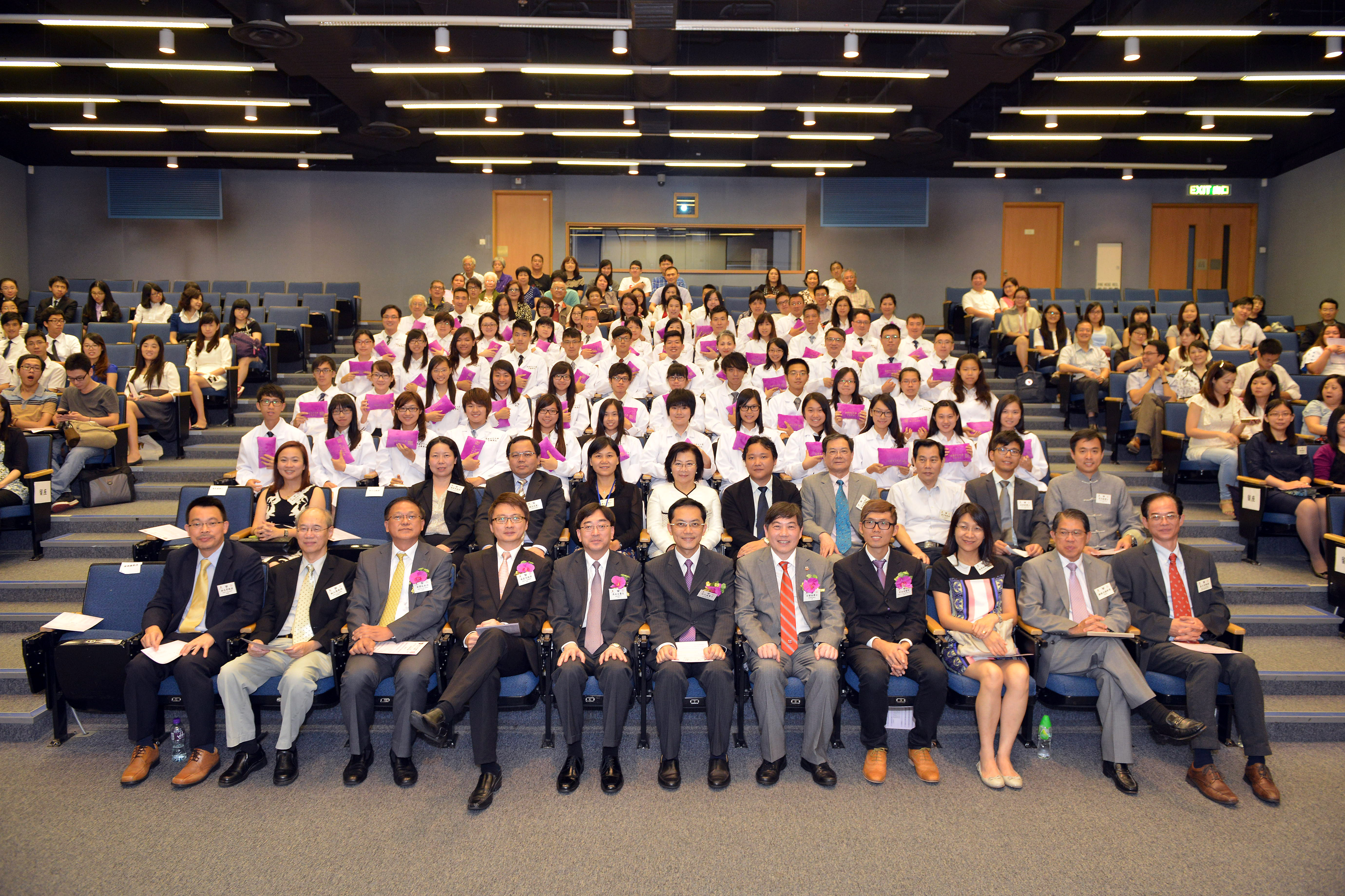 A group photo of Chinese medicine freshmen and guests at the White Coat Ceremony.