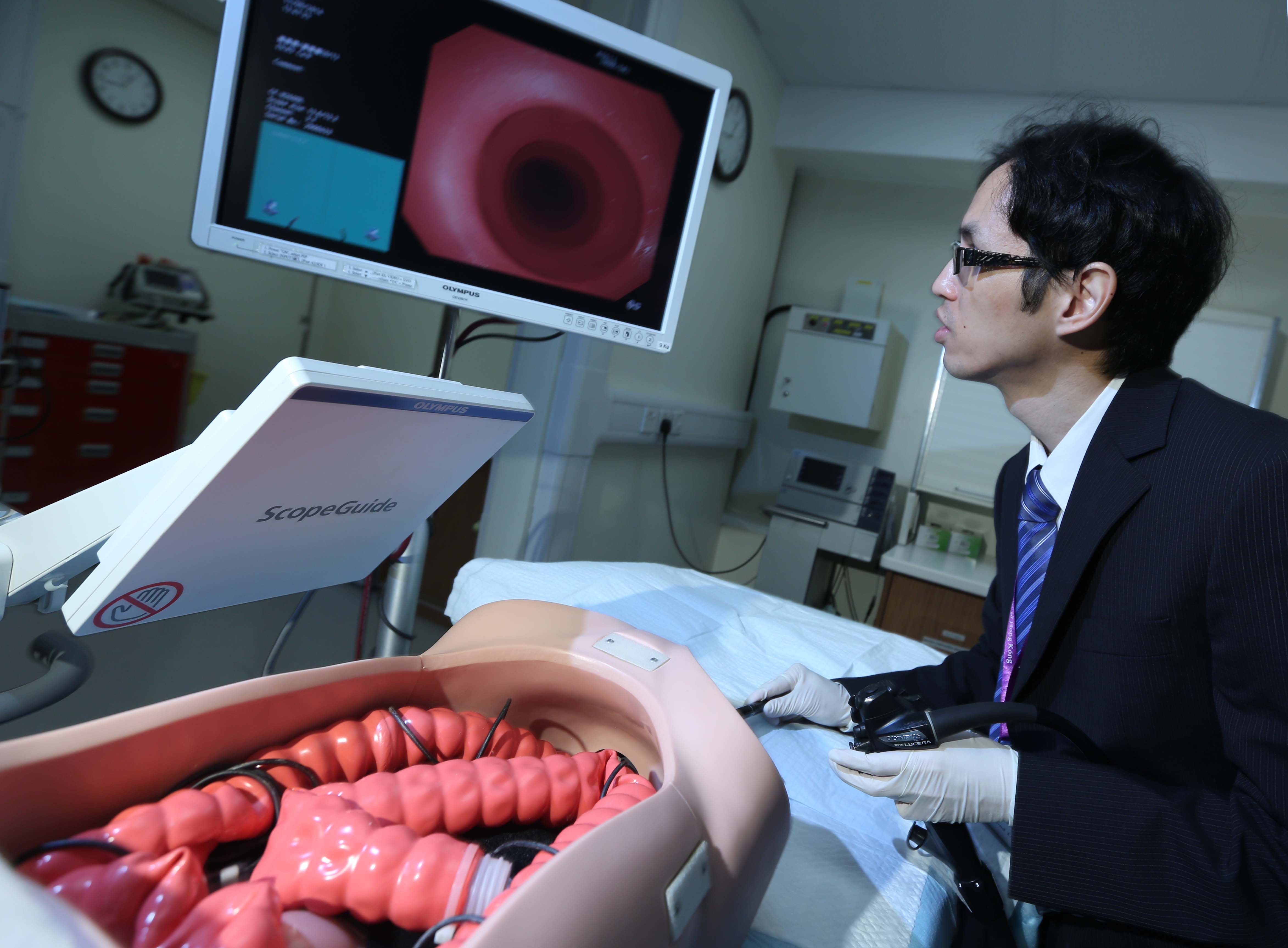 何善衡腸胃健康中心副主任（臨床）鄧承恩醫生以先進的醫療設備模擬示範為病人進行內視鏡檢查。