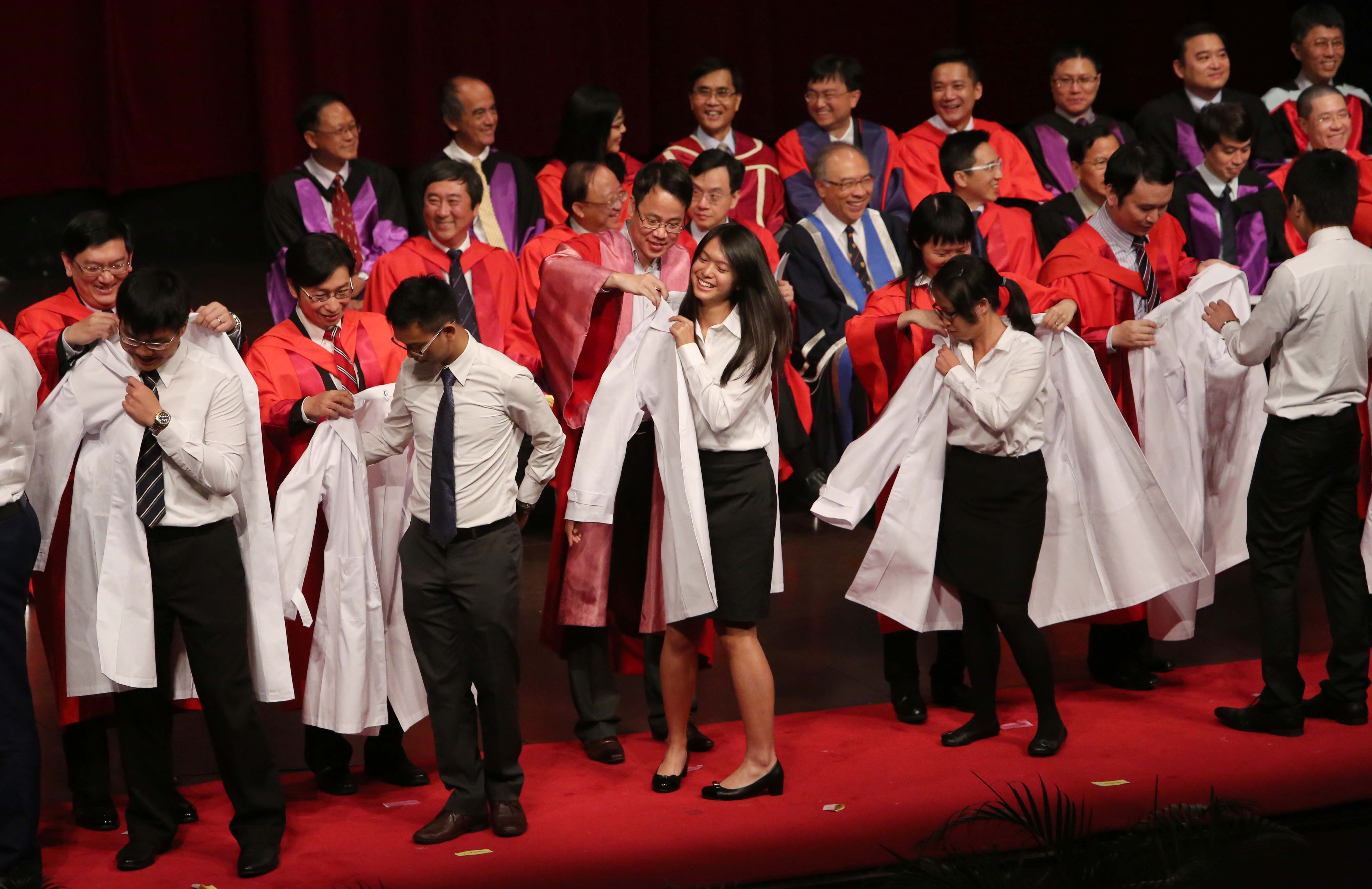 中大醫學院為逾200名新入學的醫科生舉行首屆「白袍典禮」
