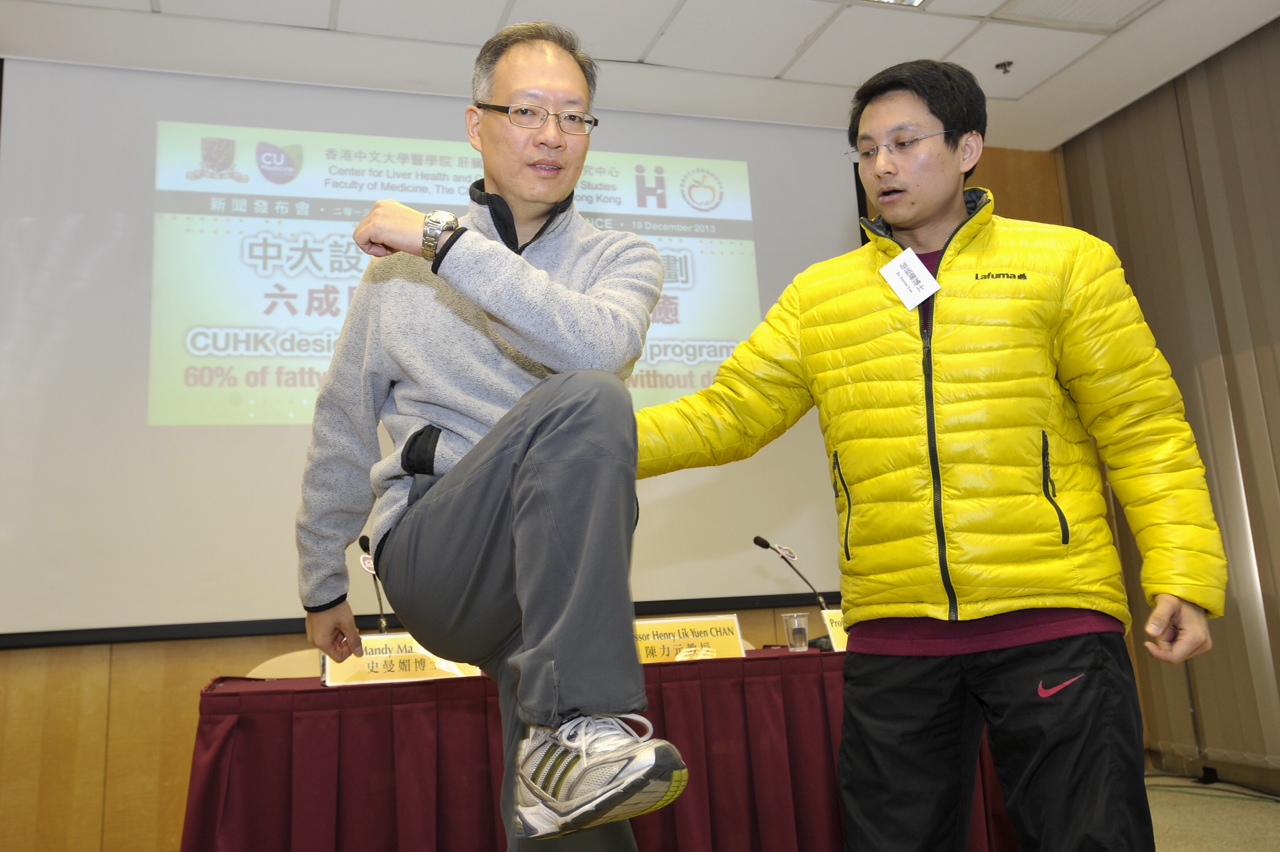 Dr Chung Fai YAU, Research Associate, Centre for Nutritional Studies, CUHK, together with Mr SUM, a fatty liver patient, demonstrate exercise of the Lifestyle Modification Program. It is recommended that patients should exercise 30 minutes a day, 3 to 5 times a week.