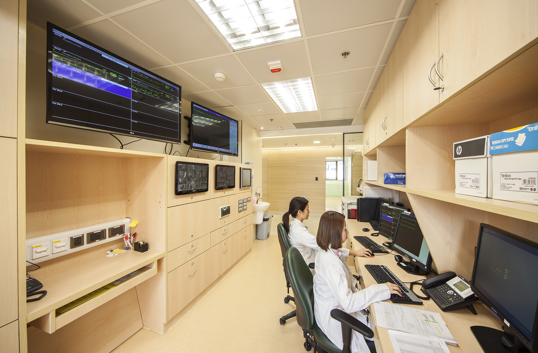 Located at 11EF in the Prince of Wales Hospital, the CUHK Phase I Clinical Trial Centre is equipped with 36-bed inpatient facility and mobile medical monitoring and surveillance that the study subjects can be observed from both nursing stations and staff common room to ensure patient safety.