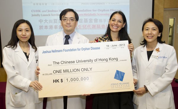 Mrs. Christina Hellmann (left 3), Chairman, Joshua Hellmann Foundation for Orphan Disease presents its cheque of donation of HK$1 million pledged for CUHK’s Newborn Metabolism Screening Program to Professor Tak Yeung LEUNG (left 2), Dr. Liz Yuet Ping YUEN (left 1) and Dr. Joannie HUI (left 4)