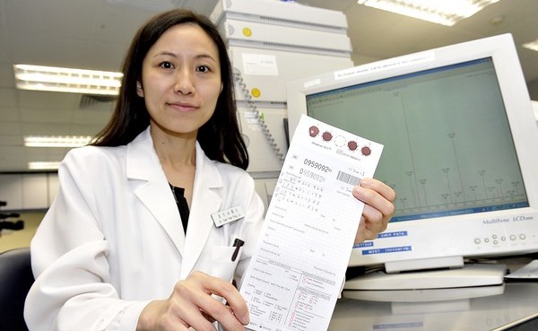 中大化學病理學系顧問醫生袁月冰醫生展示篩查新生兒代謝病所用的血液樣本濾紙