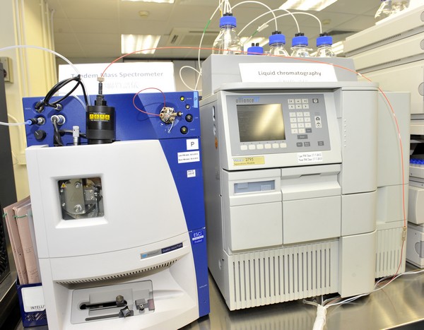 (from left) Tandem mass spectrometry and liquid chromatography can process 30 kinds of IEM