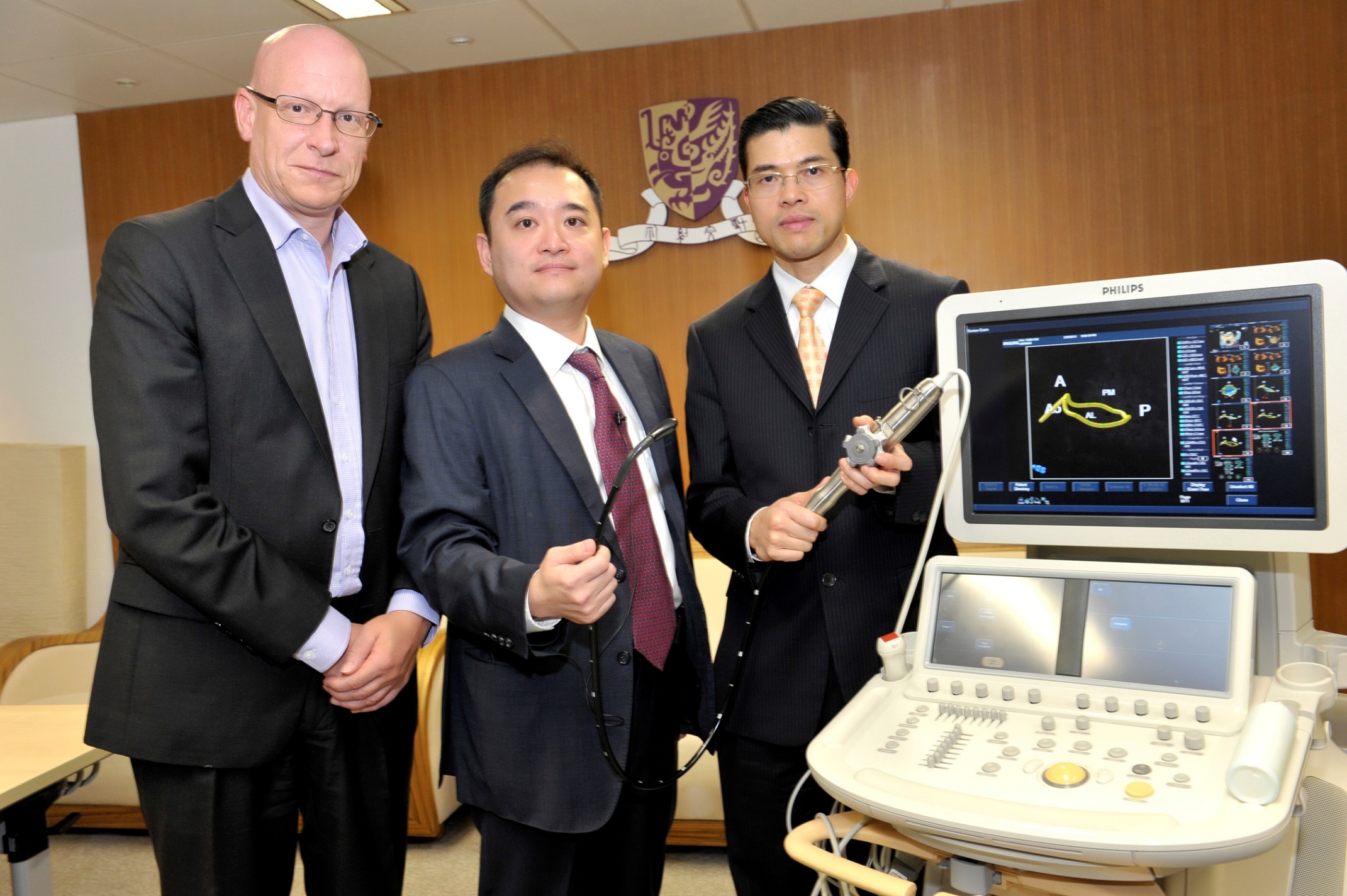 (左起) 顏慕勤教授、李沛威教授及余卓文教授展示三維心臟超聲波機