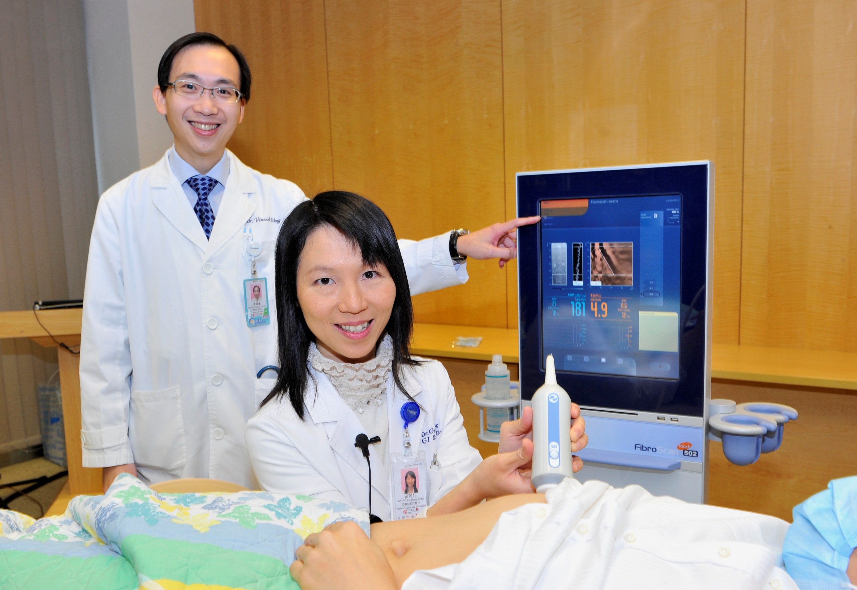 黄炜燊教授（左）及黄丽虹副教授展示最新无创肝脂肪检测仪器。
