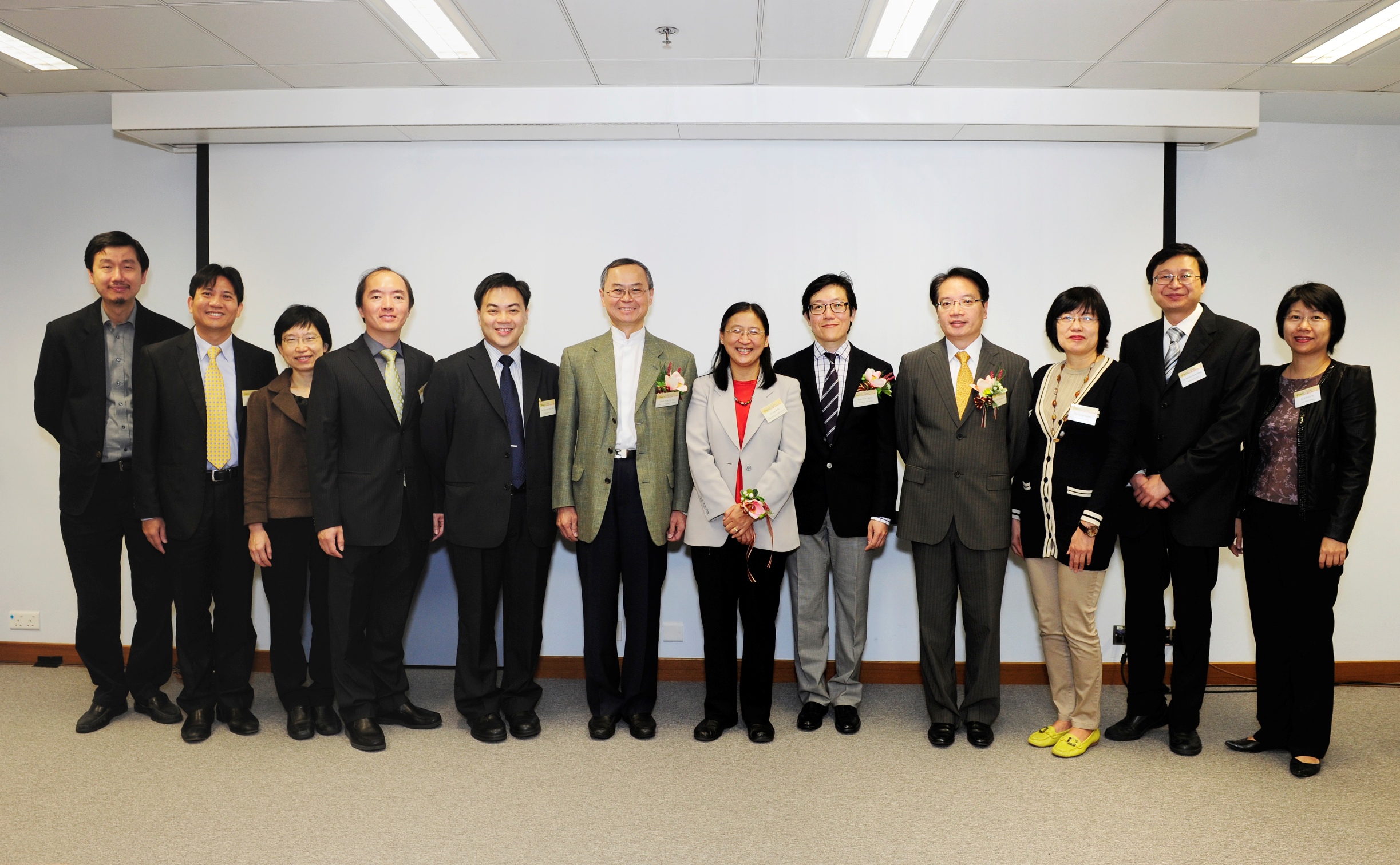 Professor T. F. Fok, Dean, Faculty of Medicine, the Chinese University of Hong Kong ( 7th right); Dr. Bee Wee, Head of Palliative Care Research and Development; Senior Clinical Lecture in Palliative Care, Sir Micheal Sobell House, University of Oxford, UK (6th right); Professor T. M. Chan, Associate Dean (External Relations), Li Ka Shing Faculty of Medicine, the University of Hong Kong (5th right); Dr. Cheung Wai Lun, Director (Cluster Services), Hospital Authority (4th right); Dr. Katherine Lo (3rd right) and Dr. Chan Yu (1st right) from Li Ka Shing Foundation and the representatives from various cluster hospitals and hospice centres take a group photo in the ceremony