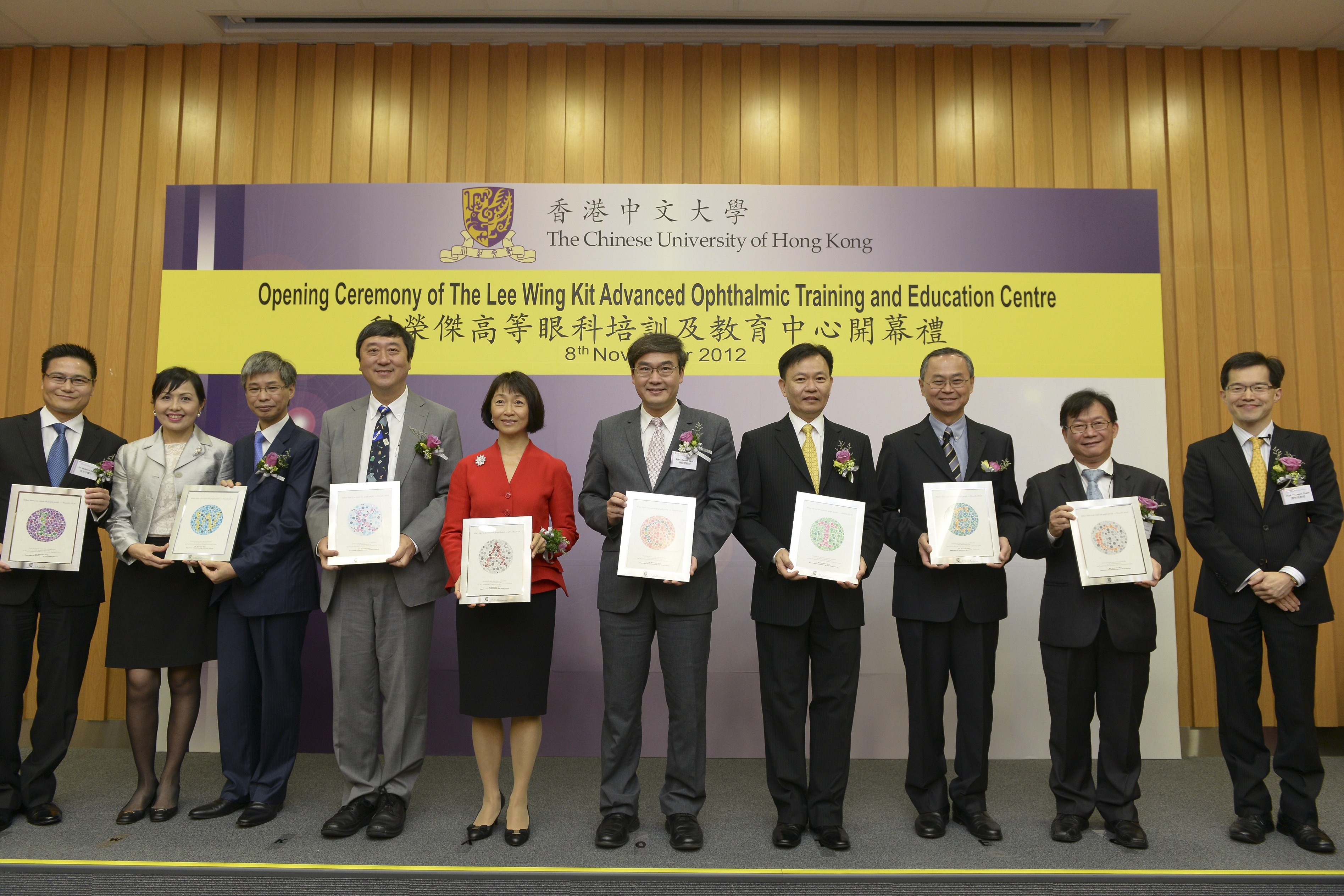 A group photo of guests after the presentation of commemorative souvenirs