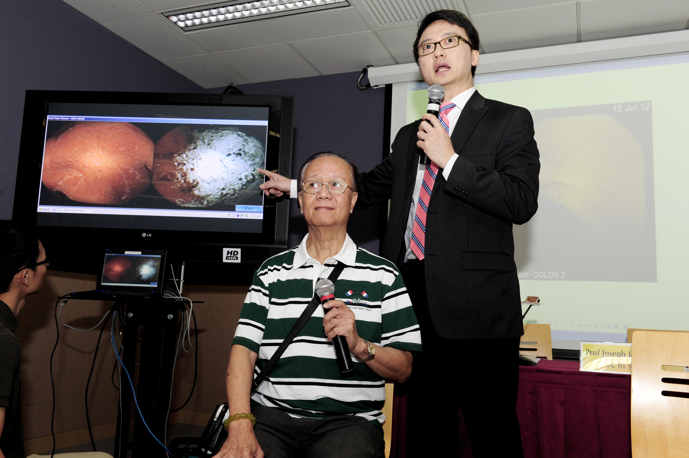 陳家亮教授（右）展示大腸膠囊內視鏡拍攝的實時影像