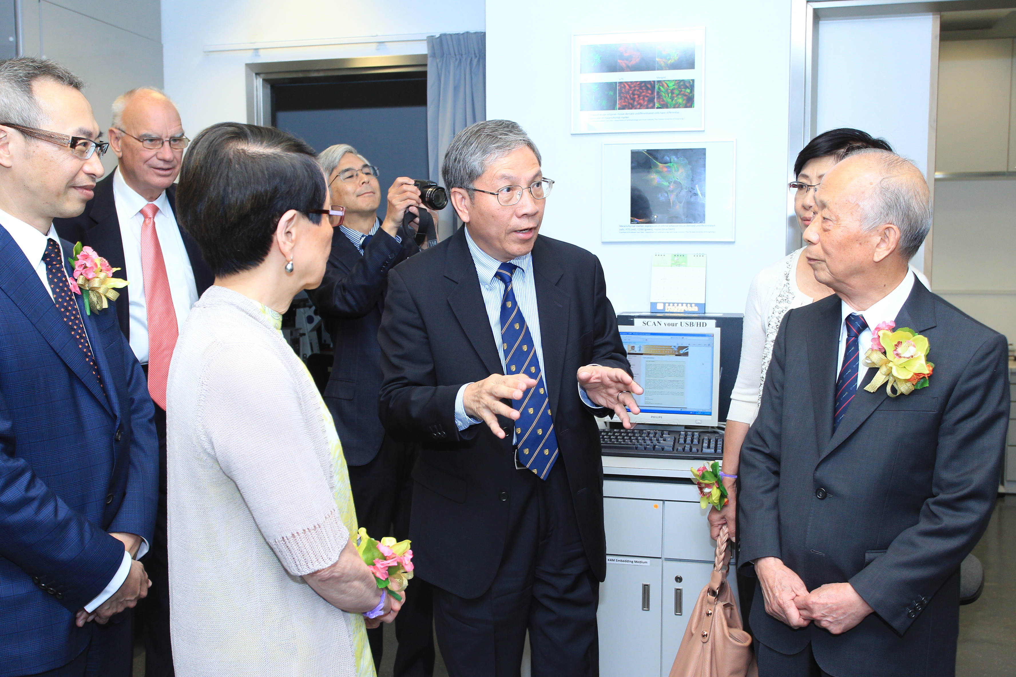 中大生物醫學學院院長陳偉儀教授向嘉賓介紹大樓的先進設施。