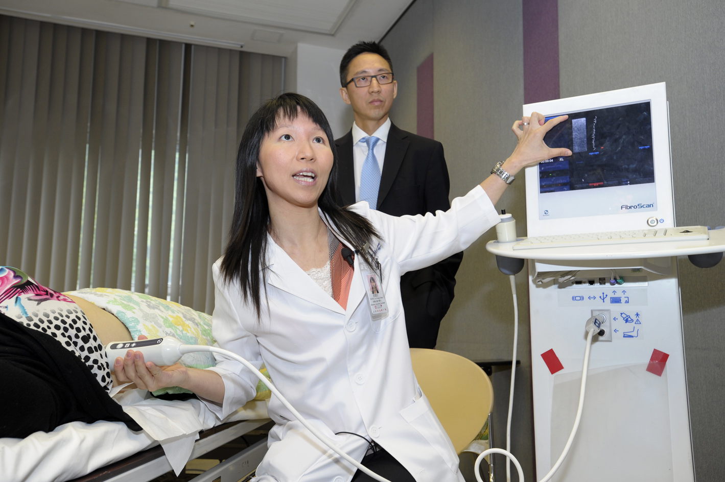 Prof. Wong Lai Hung Grace demonstrates the difference imaging results made by the new XL probe and the M probe of Fibroscan on an obese patient