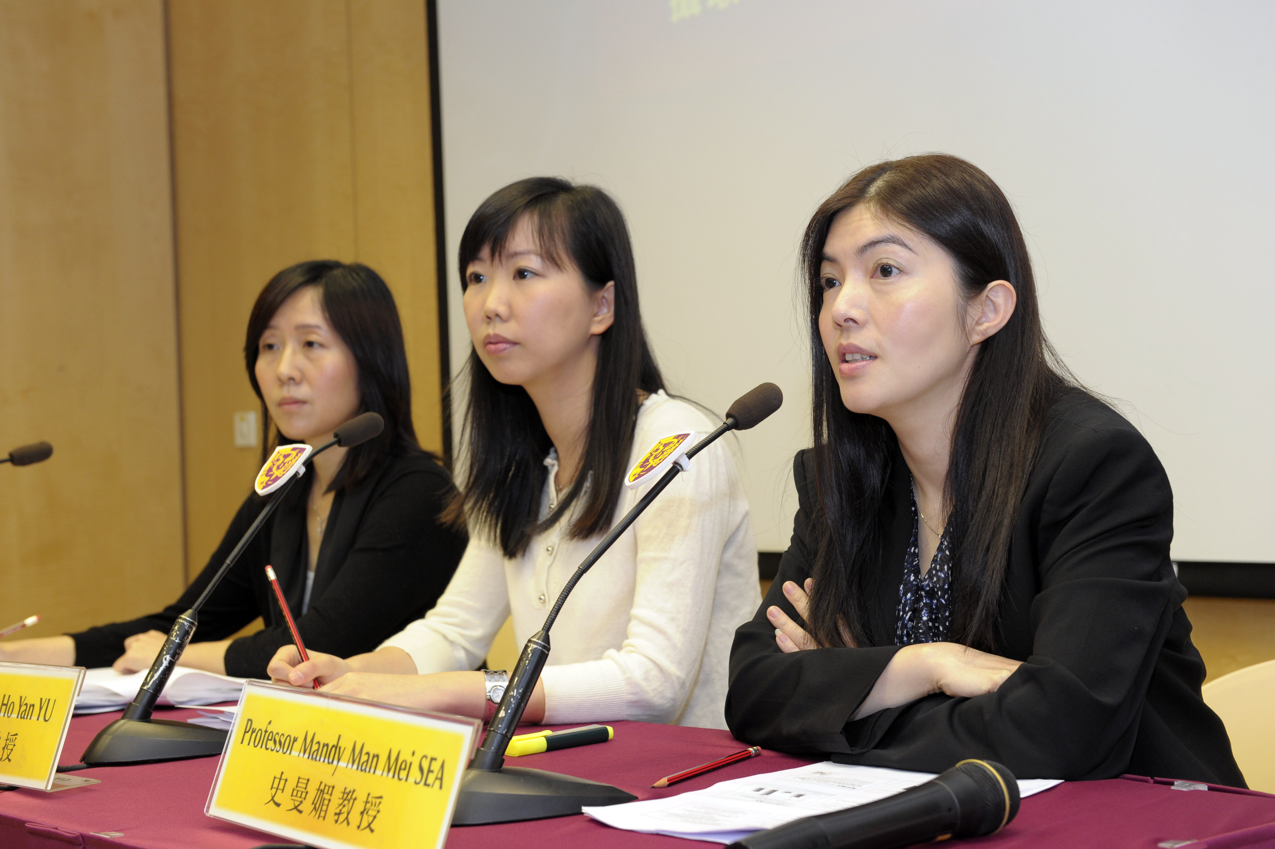 Prof. SEA Man Mei Mandy (right 1st), Assistant Professor (by Courtesy), Department of Medicine and Therapeutics, and Centre Manager, Centre for Nutritional Studies, CUHK expresses that Hong Kong people have excessive salt intake of 10g per day in average, far exceeding the maximum daily intake of 5g per day proposed by the World Health Organisation (WHO)