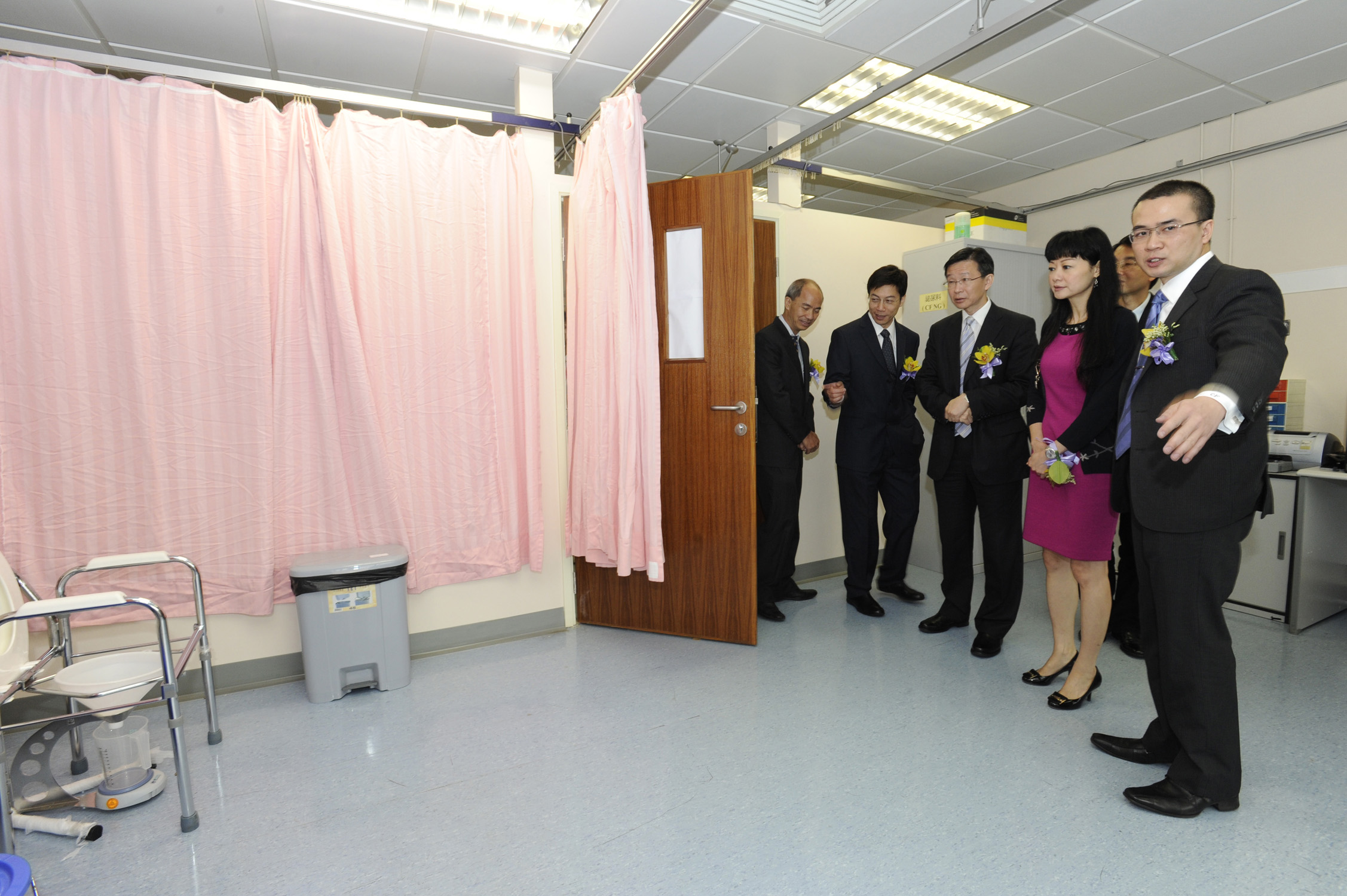 Prof. NG Chi-fai Anthony, Professor, Division of Urology, Department of Surgery, CUHK shows the officiating guests the one-stop services of the Youth Urological Treatment Centre (YCTU). The Centre will provide with the young drug abusers the least invasive investigation including urine analysis, blood tests, uroflowmetry and bladder scan, in addition to the standard clinical assessment