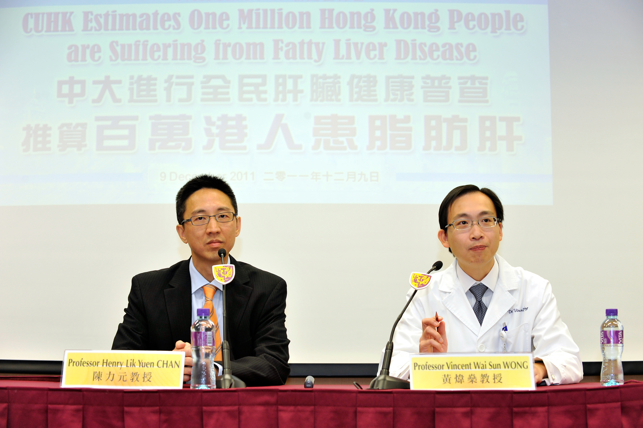 左起：中大醫學院肝臟護理中心主任暨內科及藥物治療學系教授陳力元教授及該系副教授黃煒燊教授。