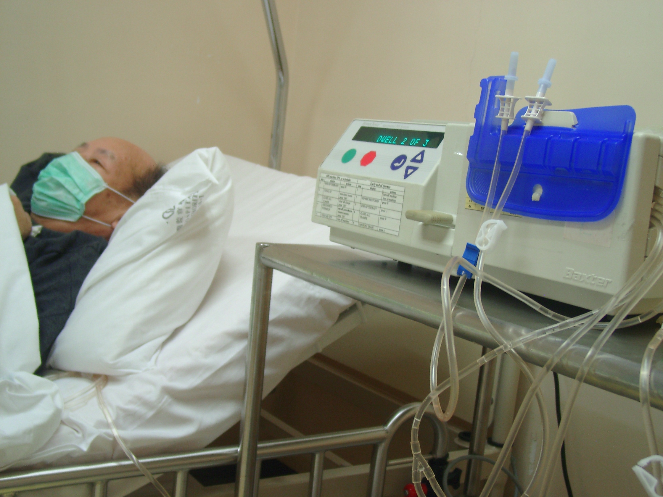 圖示為利用機器為腎病患者進行腹膜透析，亦有患者毋需機器輔助而進行腹膜透析