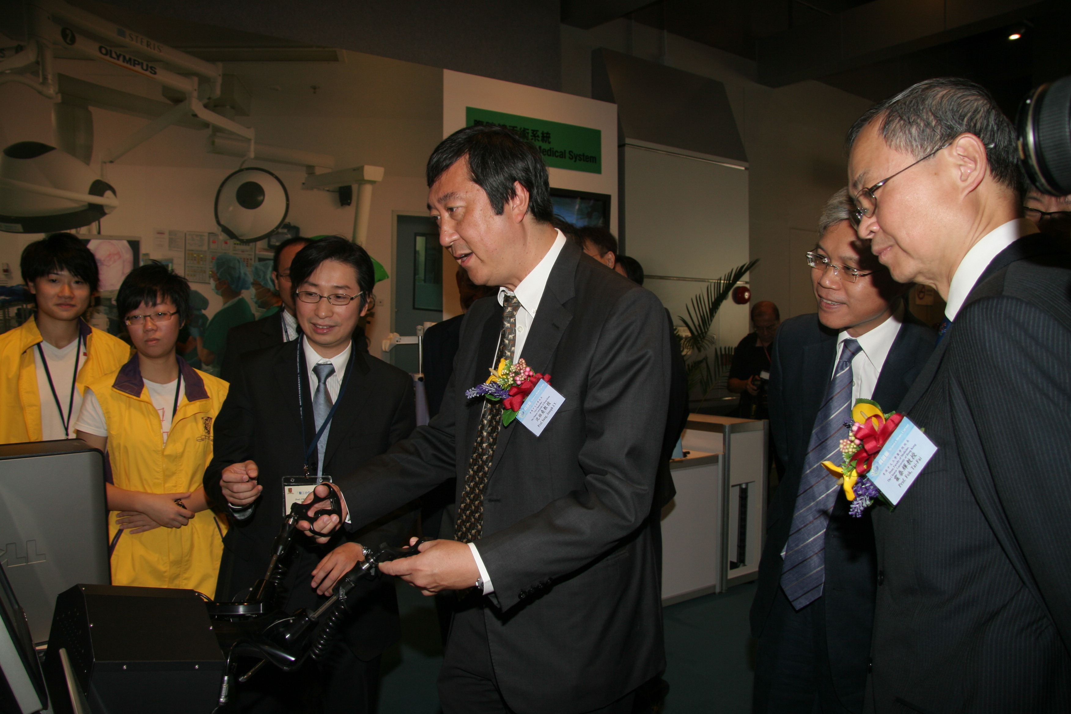 Professor SUNG J.Y. Joseph, CUHK Vice-Chancellor tries the use of a laparoscopic simulator to familiarize with operation procedure.