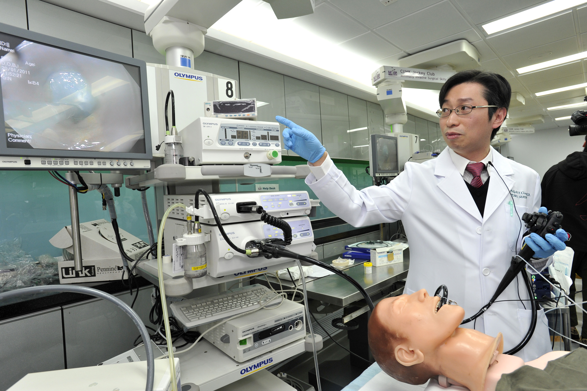 中大外科学系上消化道外科组赵伟仁教授示范如何进行经口内镜食道贲门切开术