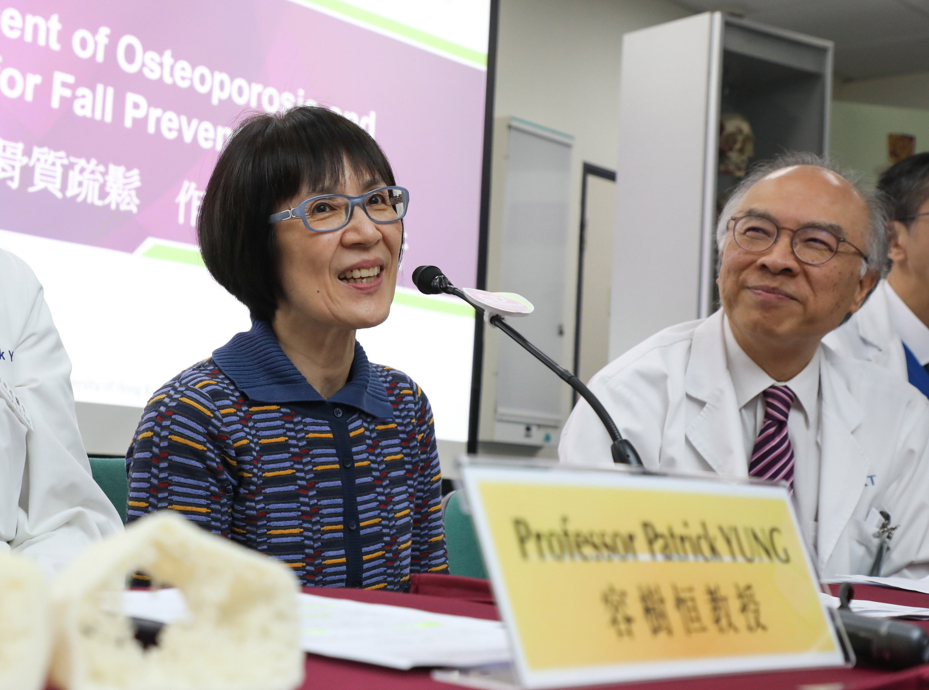 Professor Fanny CHEUNG (left), Pro-Vice-Chancellor of CUHK, advises the youngsters to have balanced diet and do regular exercise to lower the chance of osteoporosis.