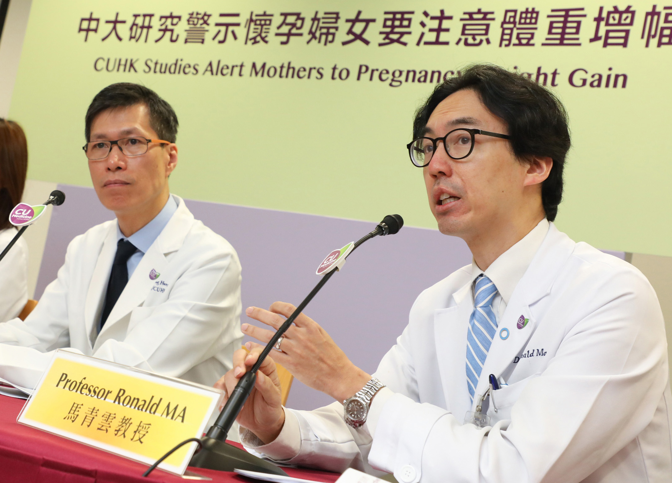  Professor Ronald MA (right) warns expectant mothers to better monitor their weight gain and maintain a healthy diet and lifestyle during pregnancy, which are crucial in preventing gestational diabetes mellitus. 