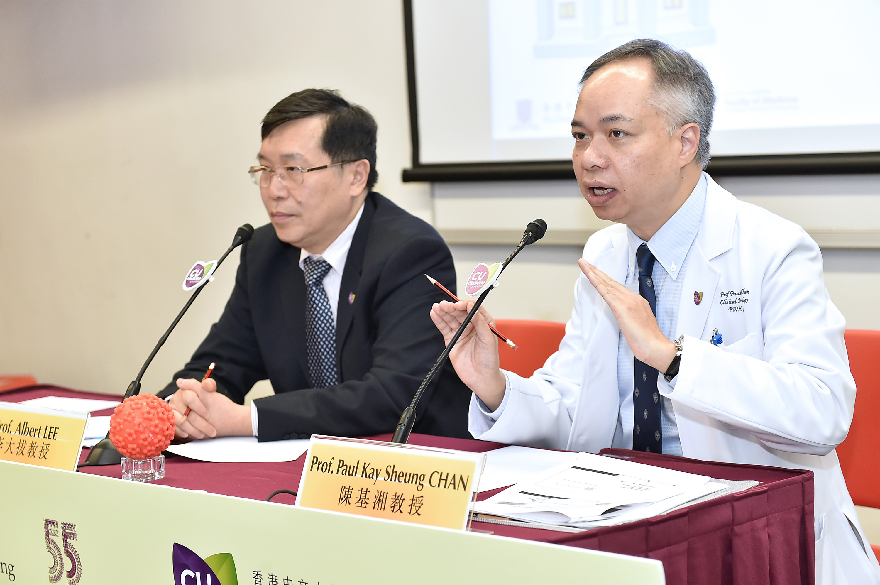 陈基湘教授（右）预计香港在推行有系统的校本HPV疫苗接种计划后，接种率将有望攀升十倍。
