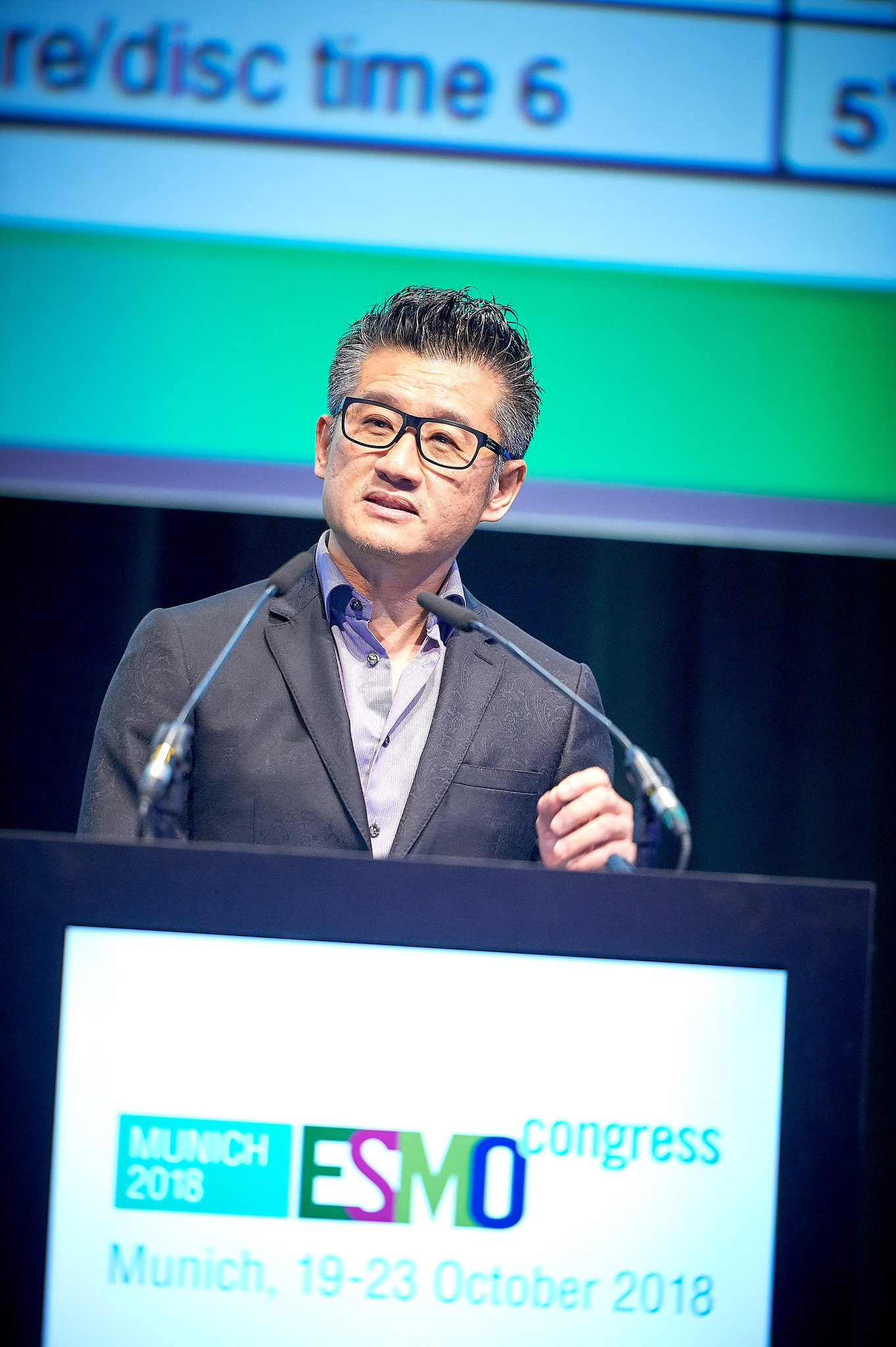 At the award presentation ceremony, Professor Tony Mok highlighted the significance of “friendship” and “collaboration”. He said, “As a clinician-scientist, my duty is to create hope for patients. My achievement is to create hope with likeminded friends.” (Photo courtesy of the European Society for Medical Oncology)