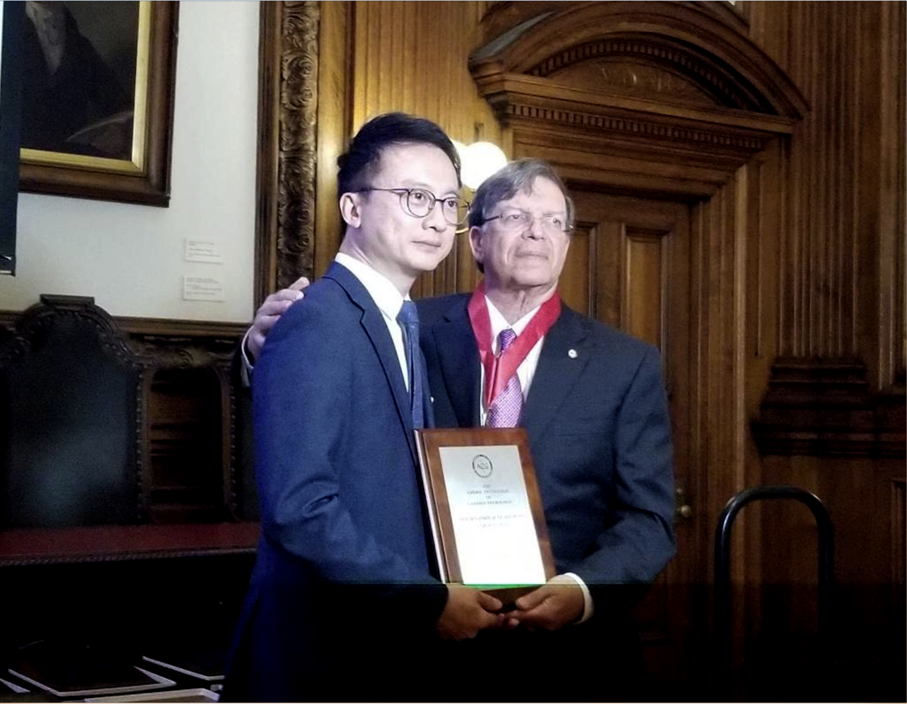 陈家亮教授於本月初举行的美国肠胃科医学院年度大会上，从学院主席Dr Irving M. PIKE(右)手上接过今年的「国际领袖大奖」。