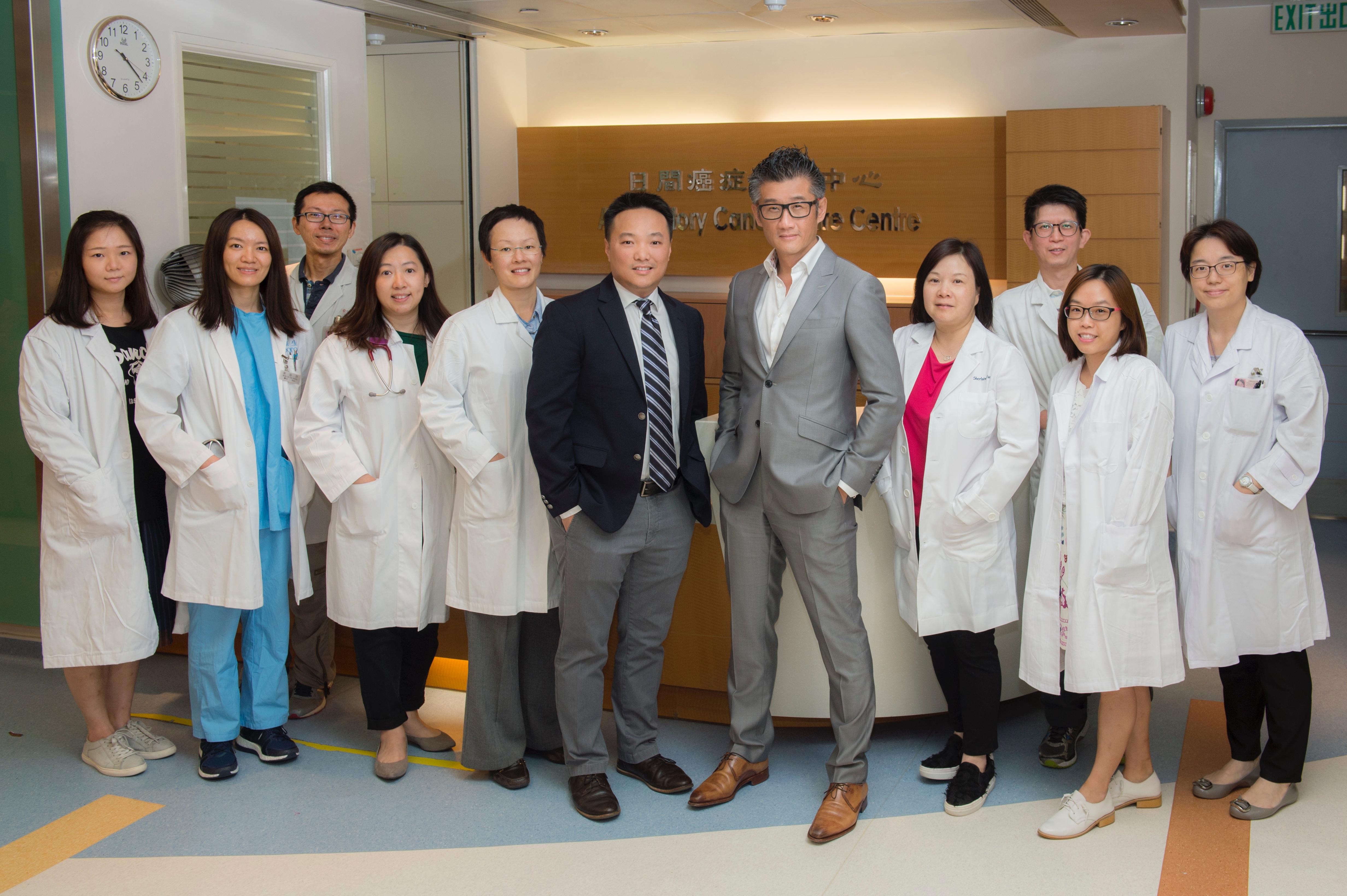 The multidisciplinary team of the Department of Clinical Oncology of the Faculty of Medicine at CUHK receives the 2018 IASLC Foundation Cancer Care Team Award. The team is led by Dr. Herbert LOONG (6th from left), Assistant Professor (Clinical) of the Department, and the team members include oncologists, nurses, research assistants and pharmacists. (5th from right) Professor Tony MOK, Li Shu Fan Medical Foundation Professor of Clinical Oncology and Chairman of the Department of Clinical Oncology of the Faculty of Medicine at CUHK.