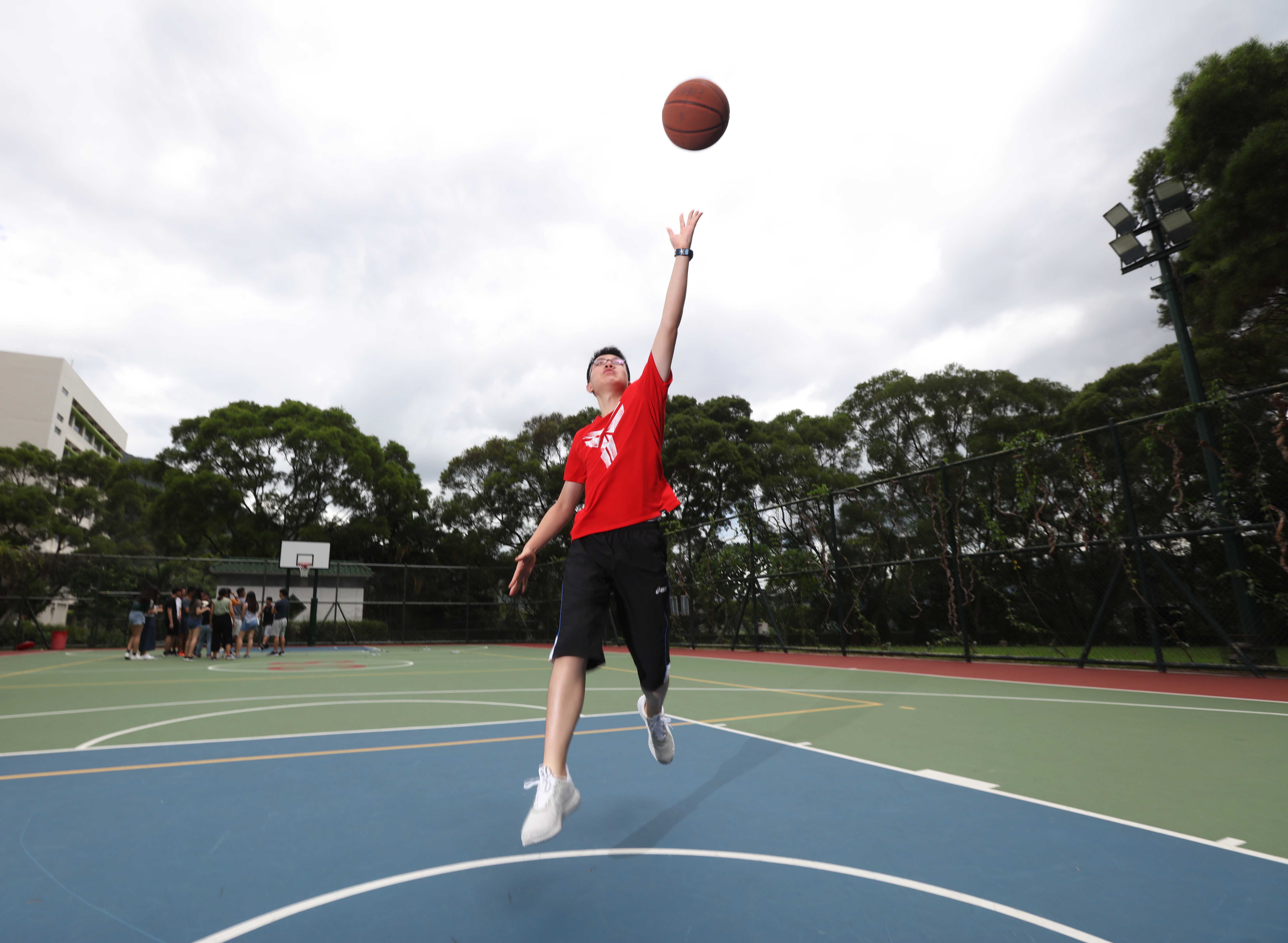 Thomas YUEN loves to play basketball. There was a time he got hurt when playing basketball and the experience inspired him that if a change could be made in the healthcare system to shorten the waiting time, more patients could be benefited. That is the reason why he aspired to be an expert in Administrative Medicine.
