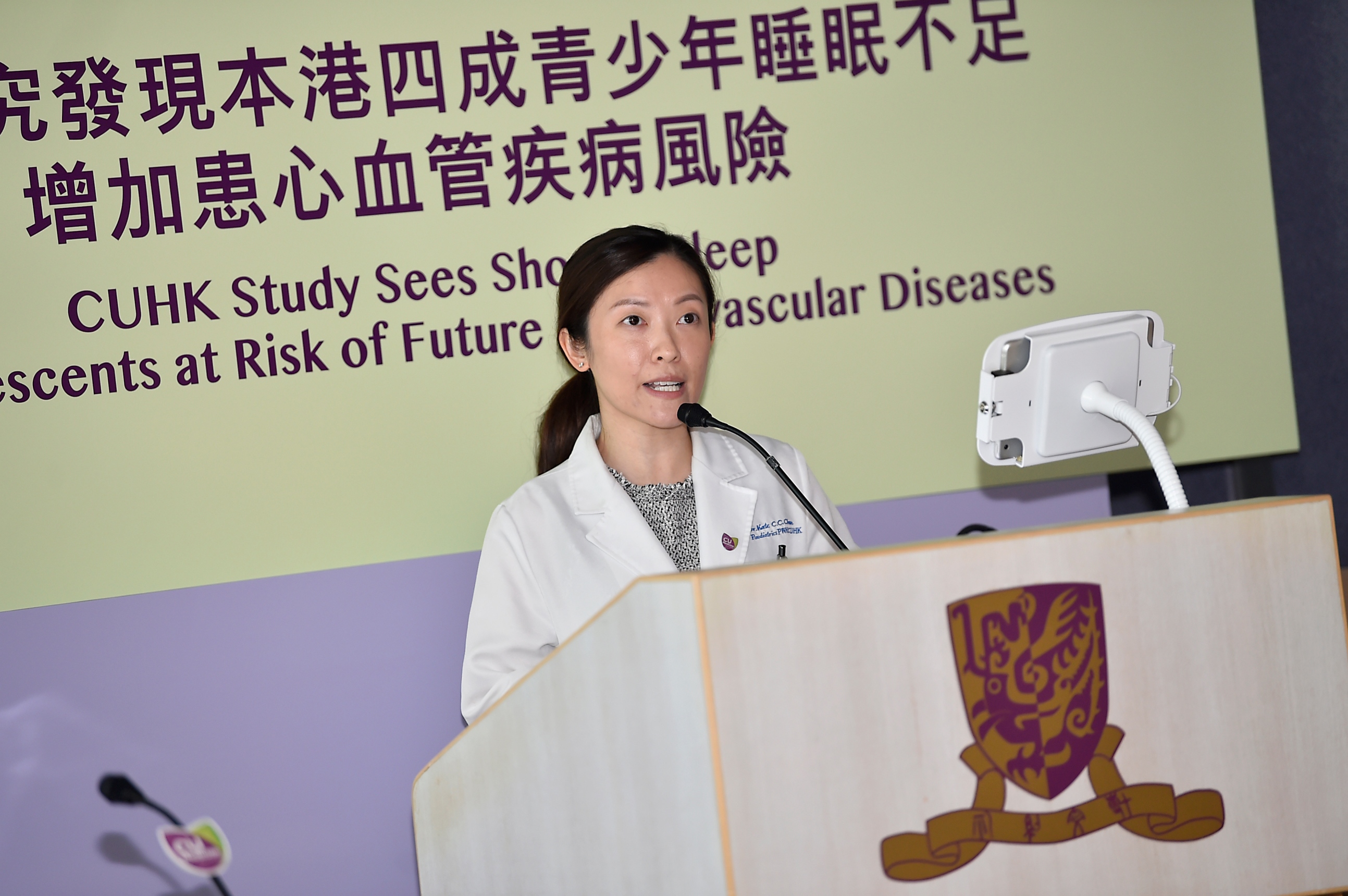 Dr. Kate CHAN suggests adolescents to develop good sleeping habits, for example, rest at regular hours and set the time limit of electronic devices usage before sleep.