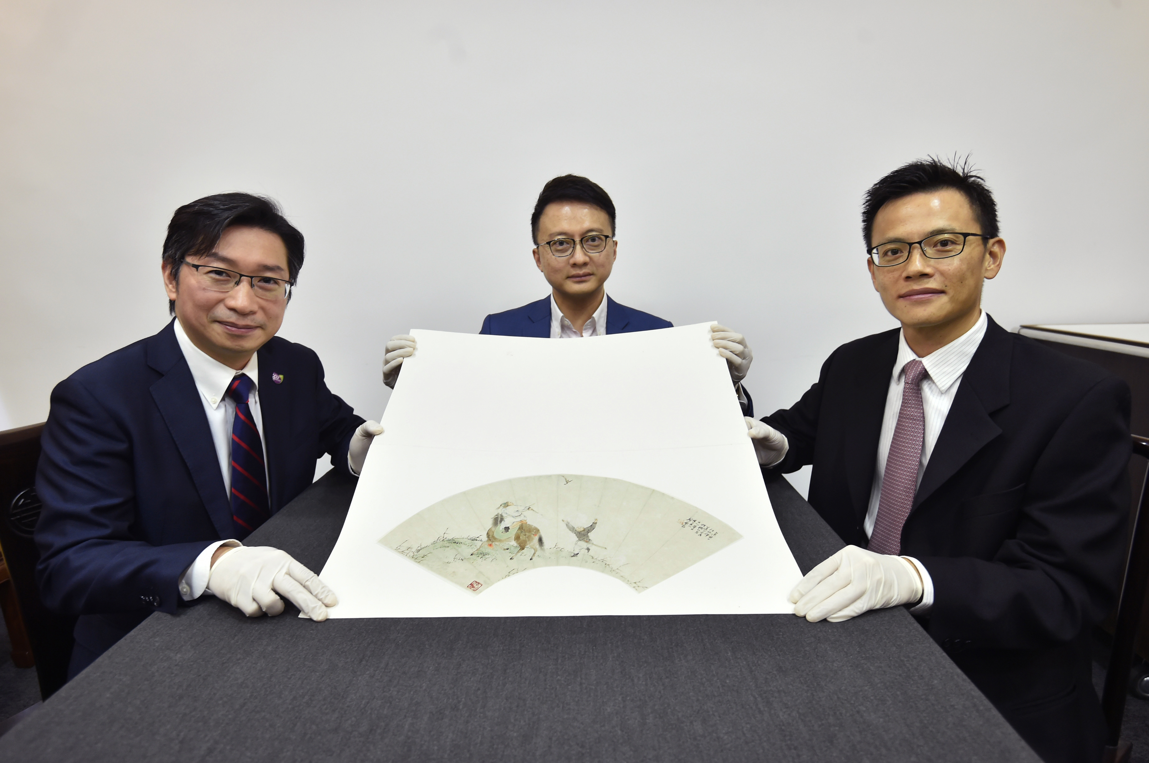Professor Josh YIU (right), Director of the Art Museum at CUHK, states that the new programme will provide hands-on training for students to look at and handle artworks that are specifically chosen. Medical students will be asked to describe what they see and feel, and to discuss alternative interpretations, thereby understanding both the possibilities and limitations of close observations. The artwork presented in the upper photo is the Fan Painting “Hunting” of Ju Lian, while the one presented in the lower photo is the ritual vessel dou.