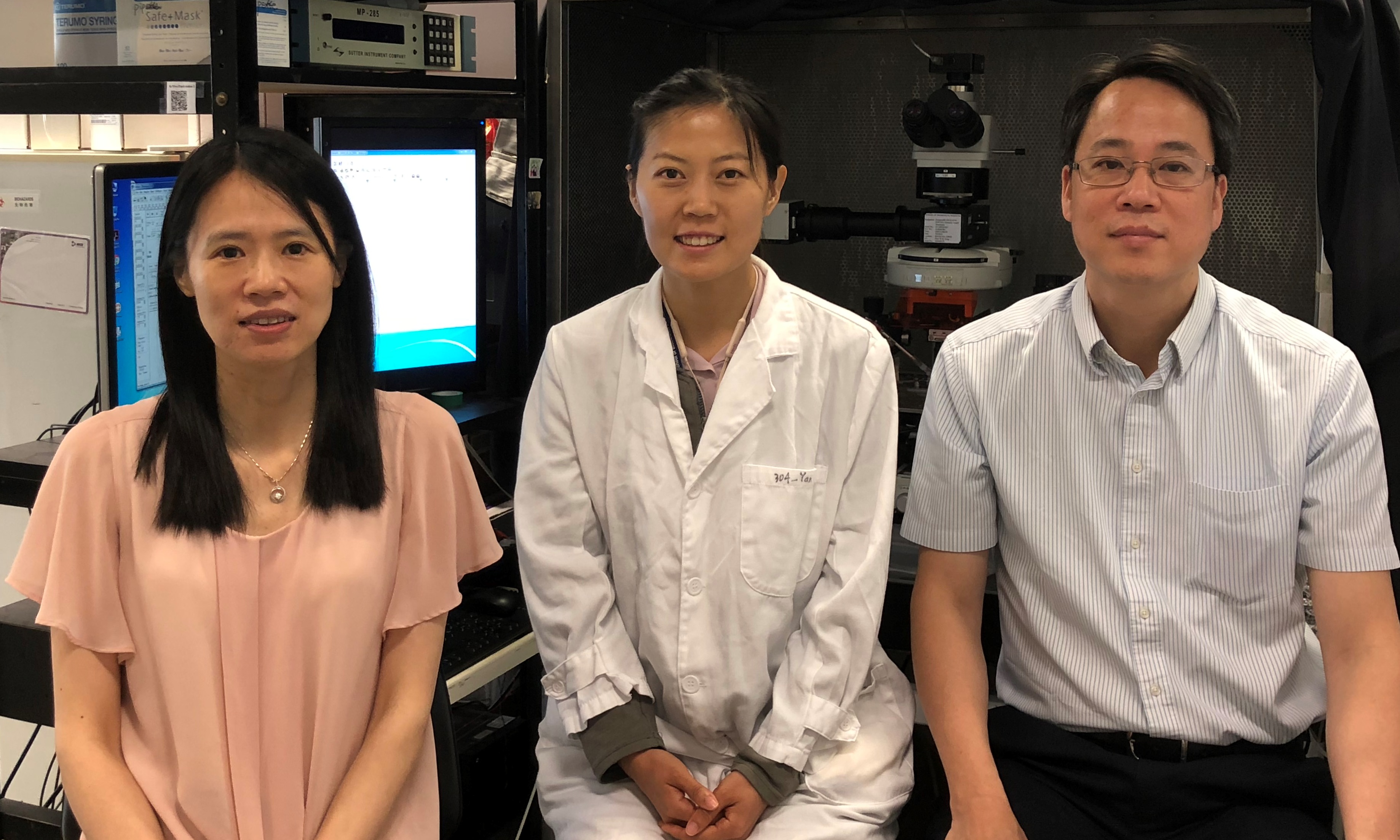 A recent study conducted by the School of Biomedical Sciences of the Faculty of Medicine at CUHK has achieved a breakthrough in identifying a critical mammalian brain pathway which allows a subject to abandon an old concept or strategy and adopt a new one in response to a change in the environment. (From left) Associate Professor Ya KE, Postdoctoral Fellow Hongyan GENG and Professor Wing Ho YUNG from the School of Biomedical Sciences of the Faculty of Medicine at CUHK. 