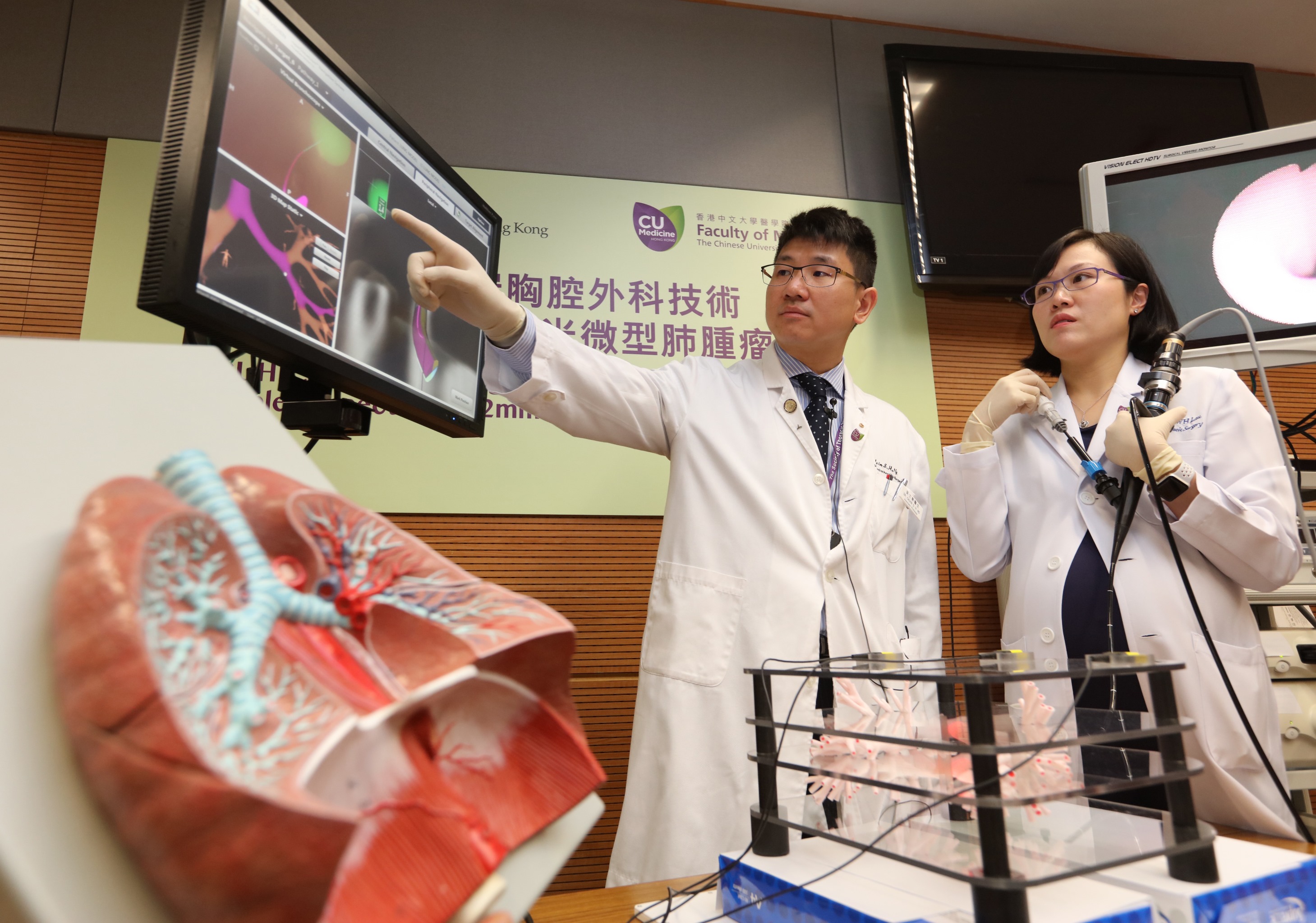 The Faculty of Medicine at CUHK combines the use of Electromagnetic Navigation Bronchoscopy (ENB) with Hybrid Operating Room to allow real-time imaging for surgical localisation and for biopsy of micro pulmonary lesions, some as small as 2mm in diameter. (From left) Dr. Calvin Sze Hang NG, Associate Professor, Division of Cardiothoracic Surgery, Department of Surgery, Faculty of Medicine, CUHK and Dr. Rainbow Wing Hung LAU, Clinical Assistant Professor (honorary) from the same division